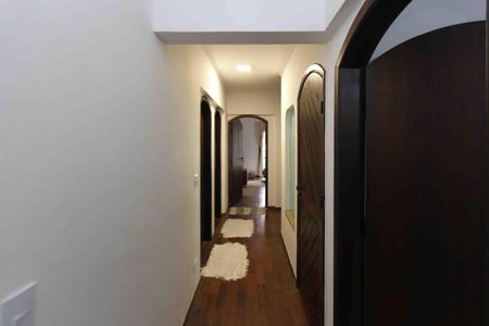 Casa à venda com 450m², 6 quartos e 8 vagasCorredor