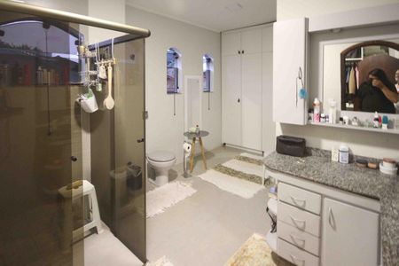 Casa à venda com 450m², 4 quartos e 8 vagas Casa à venda com 450m², 4 quartos e 8 vagasBanheiro da Suíte