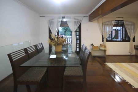 Casa à venda com 450m², 4 quartos e 8 vagas Casa à venda com 450m², 4 quartos e 8 vagasSala de Jantar