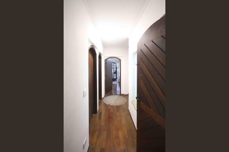 Casa à venda com 450m², 4 quartos e 8 vagas Casa à venda com 450m², 4 quartos e 8 vagasCorredor