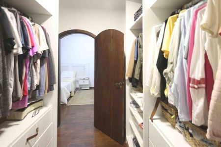 Casa à venda com 450m², 4 quartos e 8 vagas Casa à venda com 450m², 4 quartos e 8 vagasCloset da Suíte