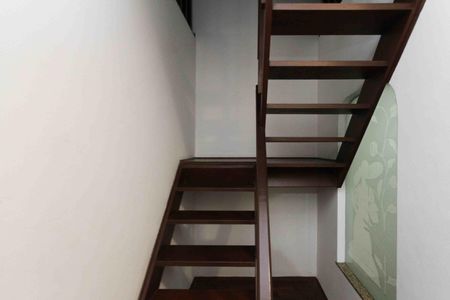 Casa à venda com 450m², 6 quartos e 8 vagasEscada