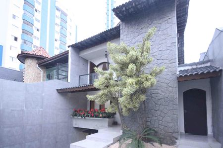 Casa à venda com 450m², 4 quartos e 8 vagas Casa à venda com 450m², 4 quartos e 8 vagasFrente da Casa