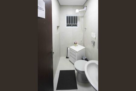 Casa à venda com 450m², 4 quartos e 8 vagas Casa à venda com 450m², 4 quartos e 8 vagasBanheiro da Churrasqueira