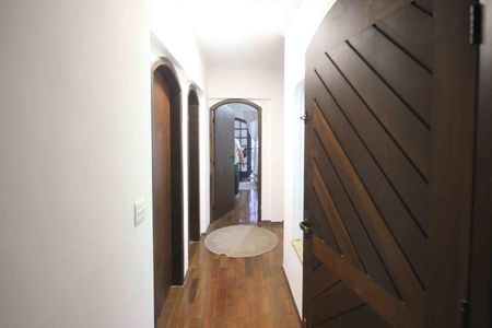 Casa à venda com 450m², 4 quartos e 8 vagas Casa à venda com 450m², 4 quartos e 8 vagasCorredor