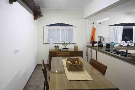 Casa à venda com 450m², 4 quartos e 8 vagas Casa à venda com 450m², 4 quartos e 8 vagasCozinha