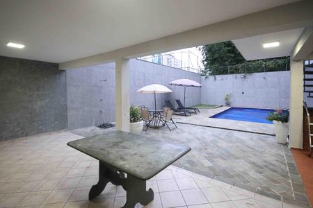 Casa à venda com 450m², 4 quartos e 8 vagas Casa à venda com 450m², 4 quartos e 8 vagasÁrea comum - Churrasqueira