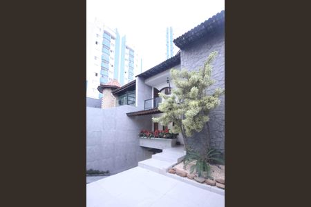 Casa à venda com 450m², 4 quartos e 8 vagas Casa à venda com 450m², 4 quartos e 8 vagasFrente da Casa