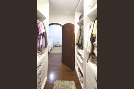 Casa à venda com 450m², 4 quartos e 8 vagas Casa à venda com 450m², 4 quartos e 8 vagasCloset da Suíte