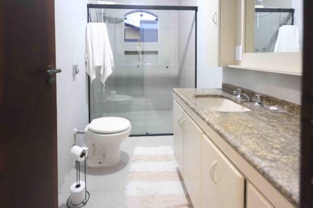 Casa à venda com 450m², 4 quartos e 8 vagas Casa à venda com 450m², 4 quartos e 8 vagasBanheiro Social