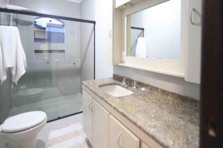 Casa à venda com 450m², 4 quartos e 8 vagas Casa à venda com 450m², 4 quartos e 8 vagasBanheiro Social