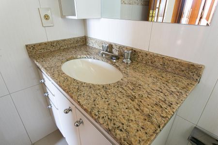 Apartamento à venda com 67m², 2 quartos e 1 vagaBanheiro Social