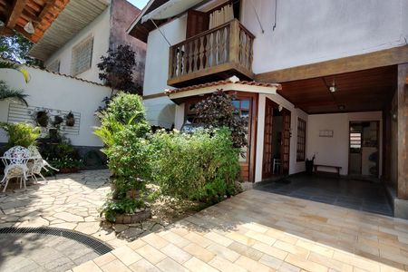 Casa para alugar com 250m², 4 quartos e 3 vagasFachada