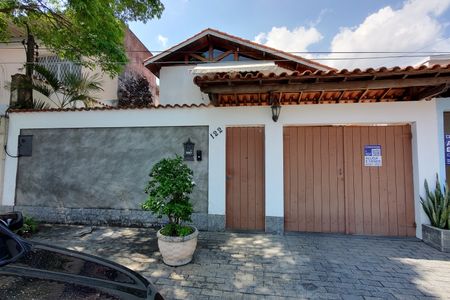 Casa para alugar com 250m², 4 quartos e 3 vagasFachada