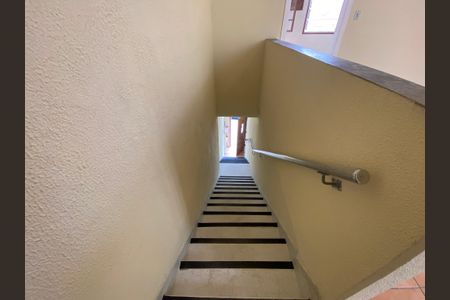 Escada de casa para alugar com 1 quarto, 100m² em Belenzinho, São Paulo