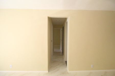 Corredor de apartamento para alugar com 2 quartos, 50m² em Taquara, Rio de Janeiro