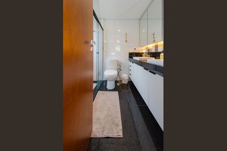 Apartamento à venda com 136m², 4 quartos e 3 vagasBanheiro suíte 2