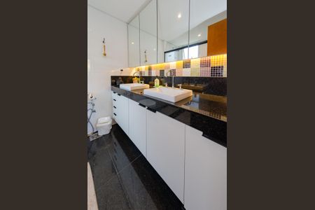 Apartamento à venda com 136m², 4 quartos e 3 vagasBanheiro suíte 2