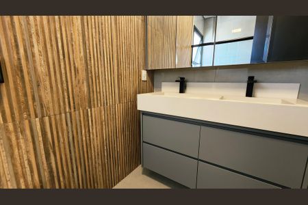 Casa de condomínio para alugar com 480m², 3 quartos e 2 vagas Casa de condomínio para alugar com 480m², 3 quartos e 2 vagasBanheiro da Suíte 2