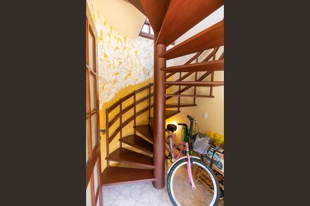 Casa de condomínio para alugar com 350m², 5 quartos e 5 vagasEscada