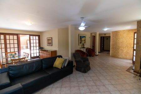 Sala de casa de condomínio para alugar com 5 quartos, 350m² em Itacoatiara, Niterói