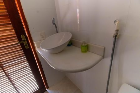 Casa de condomínio para alugar com 350m², 5 quartos e 5 vagasBanheiro Externo