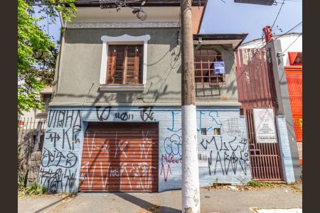 Casa à venda com 356m², 2 quartos e 2 vagas Casa à venda com 356m², 2 quartos e 2 vagasFachada