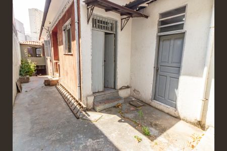 Casa à venda com 356m², 2 quartos e 2 vagas Casa à venda com 356m², 2 quartos e 2 vagasQuintal