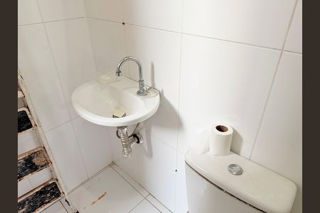 Casa para alugar com 100m², 2 quartos e 1 vaga Casa para alugar com 100m², 2 quartos e 1 vagaBanheiro social