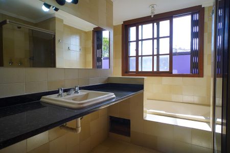 Casa à venda com 260m², 3 quartos e 4 vagasBanheiro  suíte 