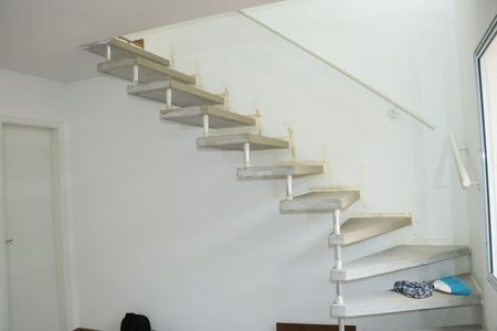 Casa de condomínio para alugar com 47m², 2 quartos e 1 vagaEscada