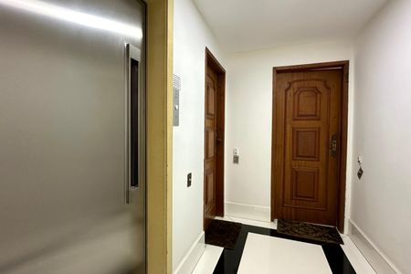 Apartamento à venda com 670m², 4 quartos e 2 vagas Apartamento à venda com 670m², 4 quartos e 2 vagasEscada