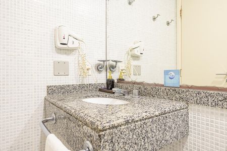 Banheiro de kitnet/studio à venda com 1 quarto, 30m² em Indianópolis, São Paulo