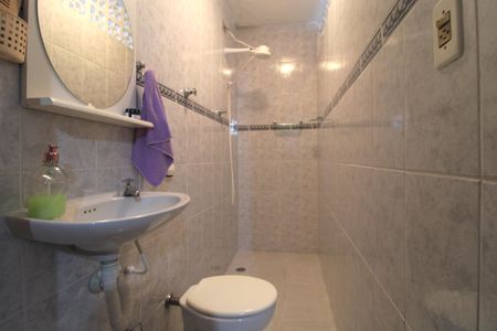 Casa à venda com 90m², 2 quartos e 2 vagasBanheiro da suíte