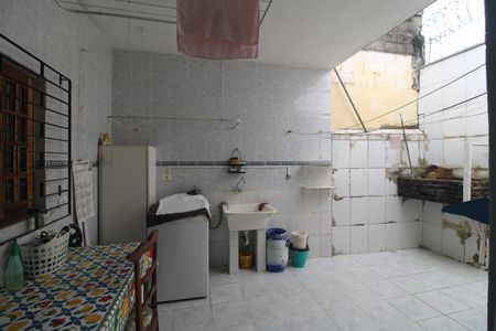 Casa à venda com 90m², 2 quartos e 2 vagasLavanderia / fundos da casa