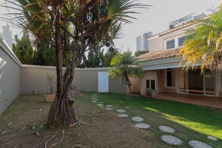 Casa de condomínio para alugar com 493m², 5 quartos e 6 vagasQuintal