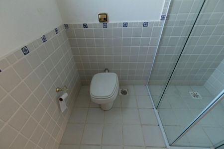 Casa de condomínio para alugar com 493m², 5 quartos e 6 vagasBanheiro Suíte 1