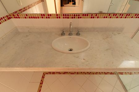 Casa de condomínio para alugar com 493m², 5 quartos e 6 vagasBanheiro Suíte 3