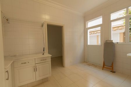 Casa de condomínio para alugar com 493m², 5 quartos e 6 vagasÁrea de Serviço