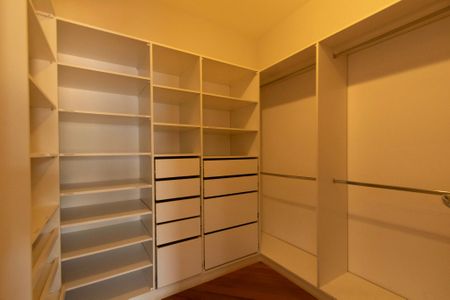 Casa de condomínio para alugar com 493m², 5 quartos e 6 vagasCloset Suíte 2