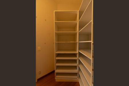 Casa de condomínio para alugar com 493m², 5 quartos e 6 vagasCloset Suíte 2