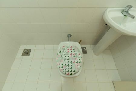 Casa de condomínio para alugar com 493m², 5 quartos e 6 vagasBanheiro de Serviço