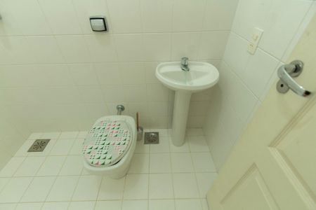 Casa de condomínio para alugar com 493m², 5 quartos e 6 vagasBanheiro de Serviço