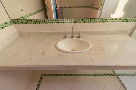 Casa de condomínio para alugar com 493m², 5 quartos e 6 vagasBanheiro Suite 4