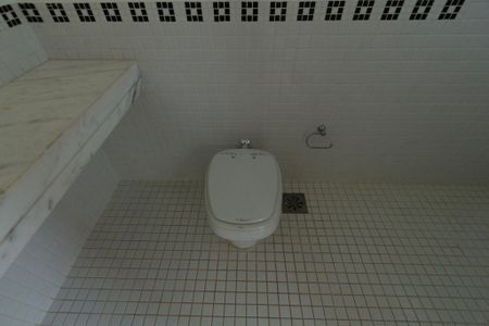 Casa de condomínio para alugar com 493m², 5 quartos e 6 vagasBanheiro Externo