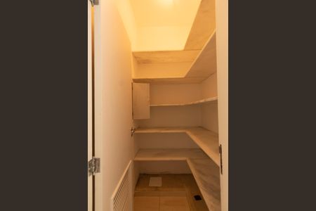 Casa de condomínio para alugar com 493m², 5 quartos e 6 vagasDespensa