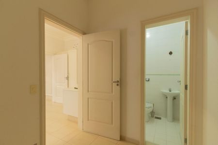 Casa de condomínio para alugar com 493m², 5 quartos e 6 vagasQuarto de Serviço