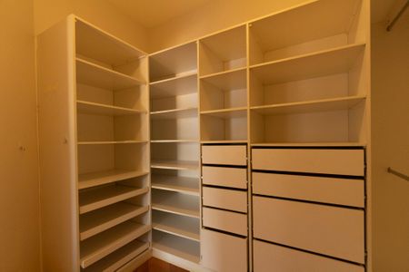 Casa de condomínio para alugar com 493m², 5 quartos e 6 vagasCloset Suíte 2