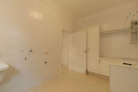 Casa de condomínio para alugar com 493m², 5 quartos e 6 vagasÁrea de Serviço