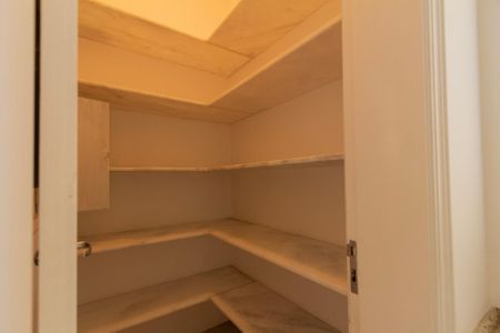 Casa de condomínio para alugar com 493m², 5 quartos e 6 vagasDespensa